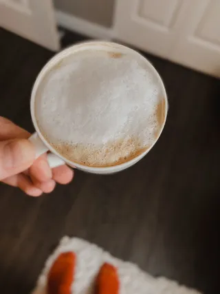 拿铁，饮料，咖啡杯，杯子，饮料，食物，鸡蛋，人