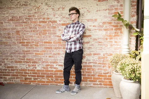 穿格子长袖衬衫的男子