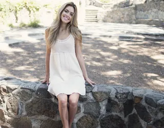 女人，白人，穿着，坐着，岩石栅栏，美丽，女孩，微笑