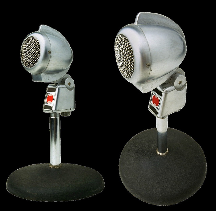 空气、麦克风、物体、麦克风、讲话、录音室拍摄、黑色背景、室内