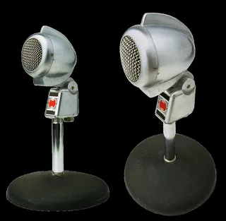 空气、麦克风、物体、麦克风、讲话、录音室拍摄、黑色背景、室内