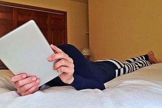 个人、冲浪、互联网、科技、互联网、科技、床、平板电脑、仅限成年人