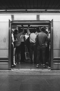 人们站在火车里