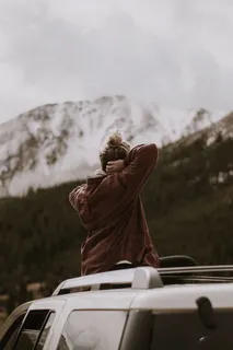 坐在车顶上的人 坐在车顶上的人