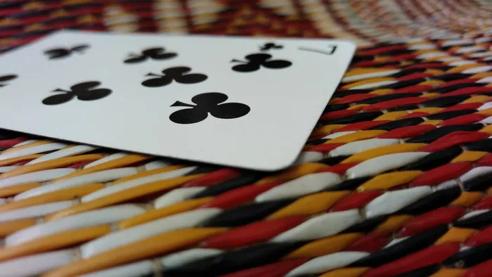 7个俱乐部扑克牌的选择性聚焦摄影