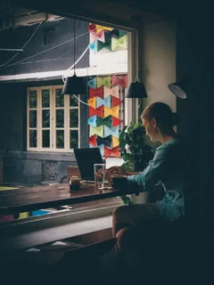 印度，新德里，鲈鱼酒和咖啡吧，红，黄，蓝，白，绿