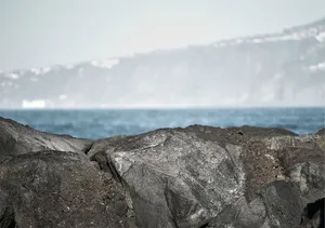 灰色岩层，黑色，灰色，石头，近，身体，水，岩石
