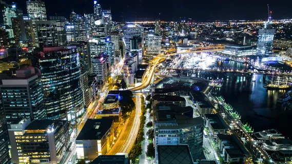 夜间道路上车辆的timelapse摄影 夜间道路上车辆的timelapse摄影