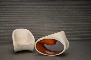 白色扶手椅和脚凳