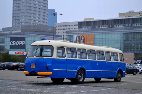 公共汽车,旧公共汽车,波兰公共汽车,小黄瓜,停车场,交通方式,建筑,建筑外观 公共汽车,旧公共汽车,波兰公共汽车,小黄瓜,停车场,交通方式,建筑,建筑外观