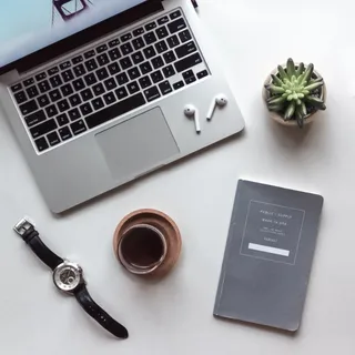 MacBook、咖啡杯、书籍和手表的平面摄影 MacBook、咖啡杯、书籍和手表的平面摄影