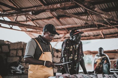 拿着白色打印纸的男子