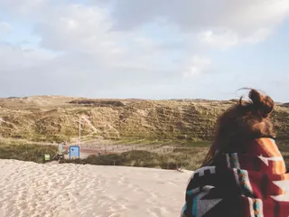 在飞机地形上观看的女孩