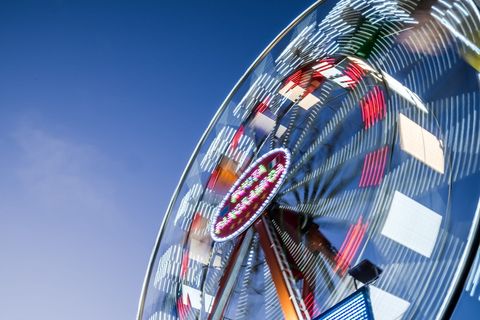 白天晴空下的摩天轮