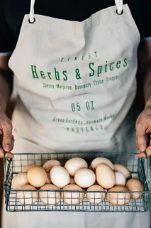 装有新鲜农场鸡蛋的铁丝网篮子
