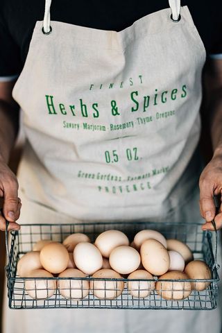 装有新鲜农场鸡蛋的铁丝网篮子