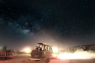 黑色和灰色的汽车在夜间行驶