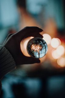 拿着玻璃球的人