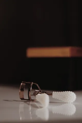 白色和银色睫毛卷发器