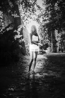 站在树旁的女人