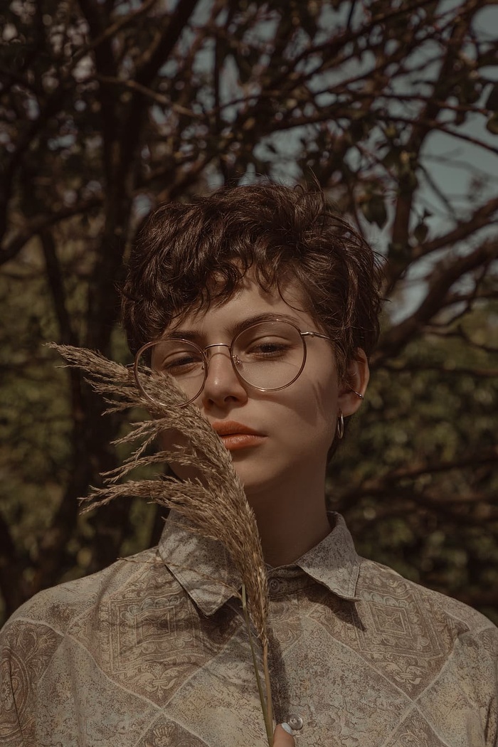 穿灰色衬衫的女人