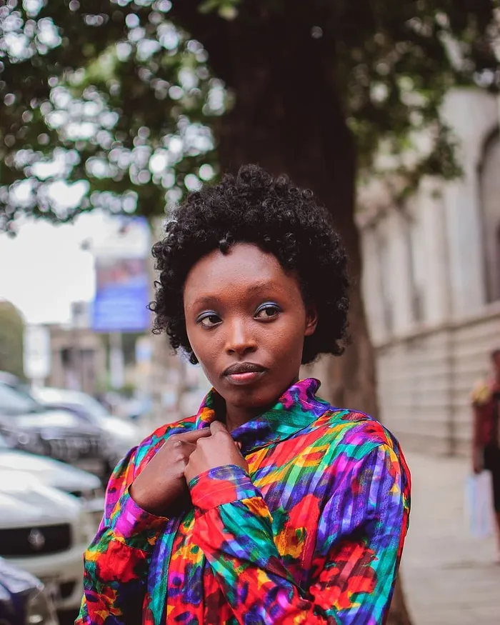 身穿紫绿色纽扣长袖上衣的女士