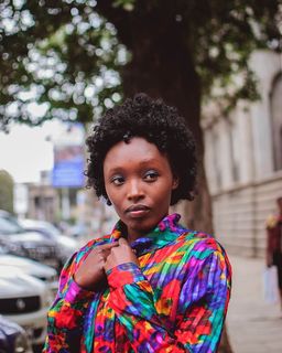 身穿紫绿色纽扣长袖上衣的女士