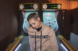 迷宫街机附近的女人