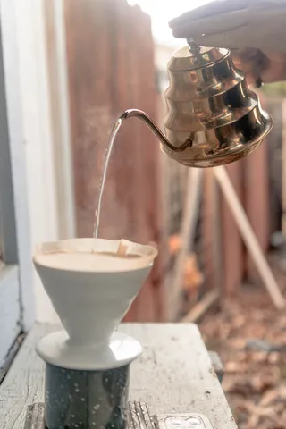 牛奶，饮料，饮料，人，人，水槽水龙头，水壶，陶器