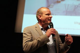 男子、站立、投影仪屏幕、手持、麦克风、扬声器、主持人、活动