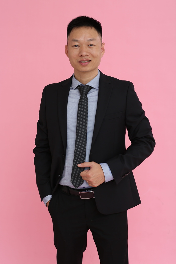 亚洲男人，黑色西装，面部表情