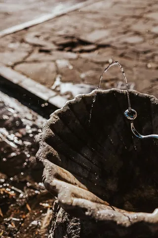 人行道上有水流的饮水机