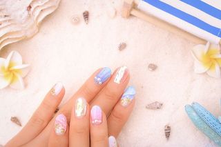 人们手拿白色纺织品