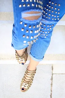 穿着蓝色旧牛仔牛仔裤的人