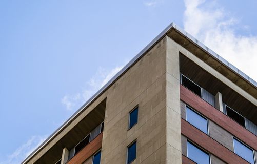 棕色混凝土建筑的低角度摄影 棕色混凝土建筑的低角度摄影