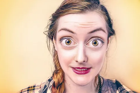 身穿格子外套和黑色串珠项链的女子