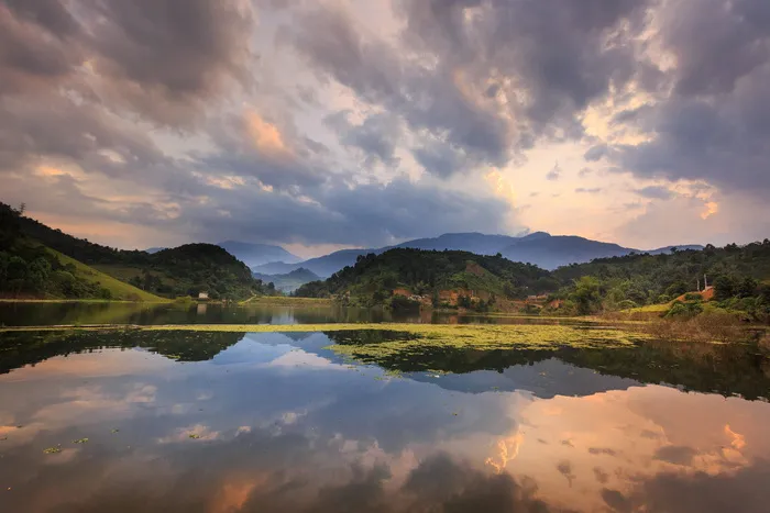 黎明时的山景