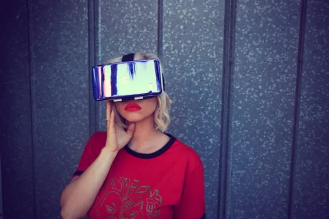 佩戴虚拟现实耳机的女性照片