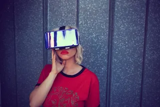 佩戴虚拟现实耳机的女性照片