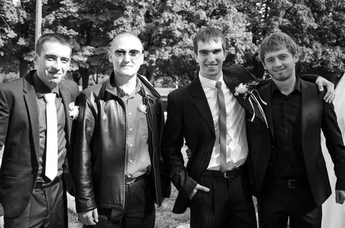 灰度肖像，四，男人，朋友，人，单身汉，友谊，微笑