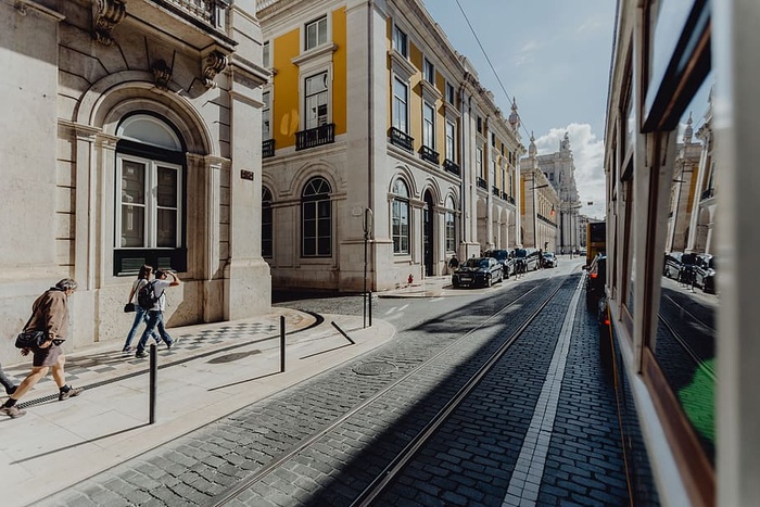 葡萄牙里斯本街头著名的复古黄色28有轨电车