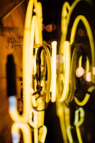 开启霓虹灯标牌的选择性聚焦摄影