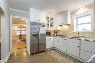 厨房区域的封闭式并排冰箱