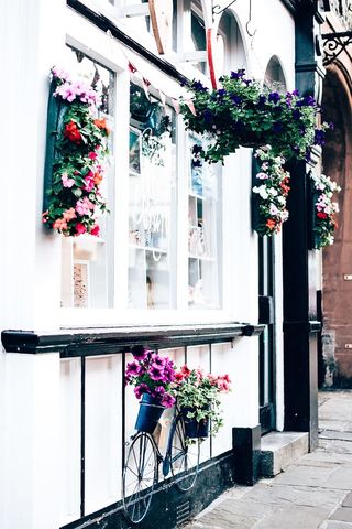 停在窗下栏杆旁的自行车