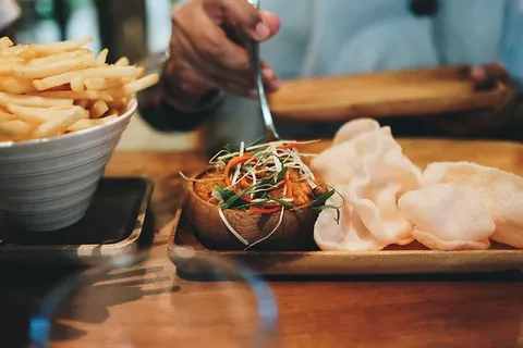 木质托盘上食物的选择性聚焦照片 木质托盘上食物的选择性聚焦照片