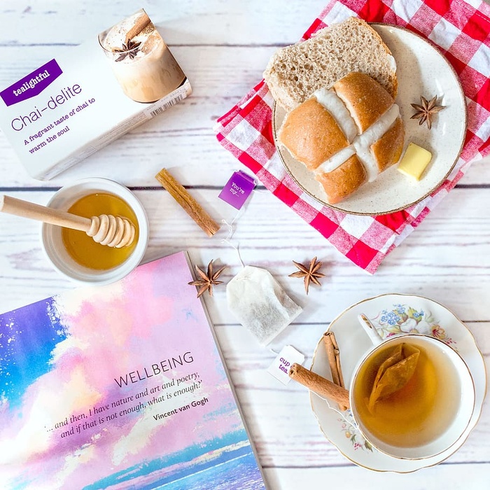 柴，茶，正念，冥想，热十字面包，野餐，亲爱的，书