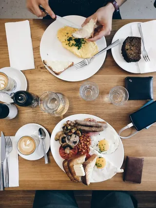 和朋友一起吃早午餐