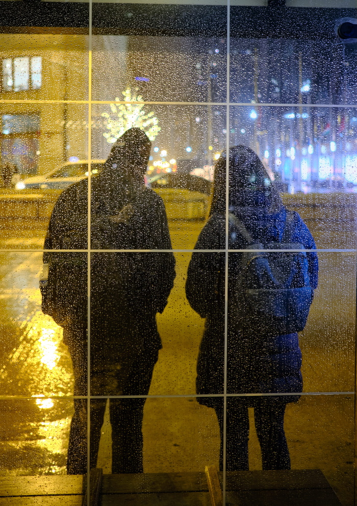 两个人背着背包穿过公路