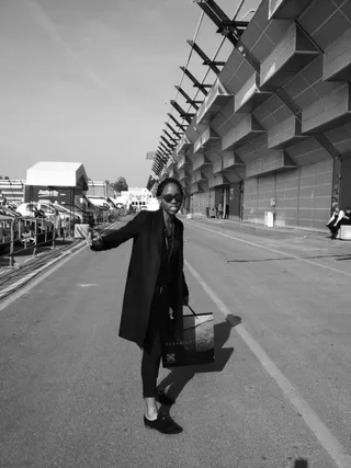 穿黑色西装的人