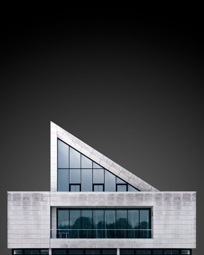 直角形状的灰色建筑